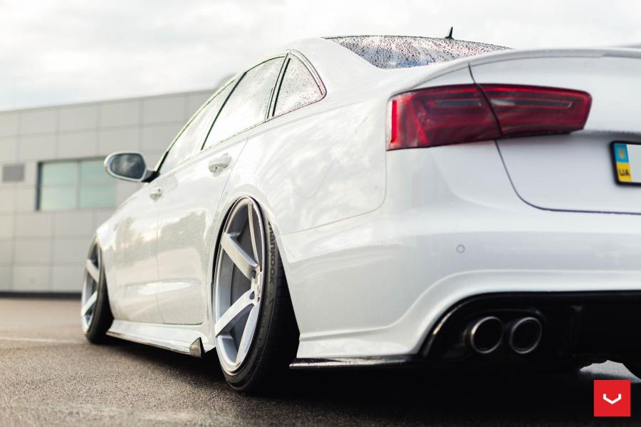 Детали экстерьера Audi S6 Sedan on Vossen Wheels (CV3R) 2017 года  (фото 3 из 16)